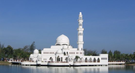 Masjid-Tengku-Tengah-Zaharah-Masjid-Terapung